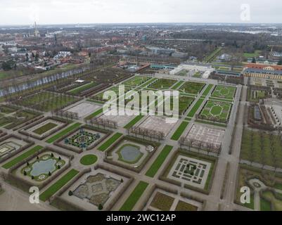 Vue aérienne du drone sur les jardins Herrenhauser à Hanovre, Allemagne. Vue aérienne du drone. Banque D'Images