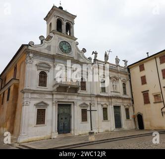 église dédiée à Jacques le Grand appelée San Giacomo en Italie dans la ville d'Udine avec la scène de la nativité sans gens Banque D'Images