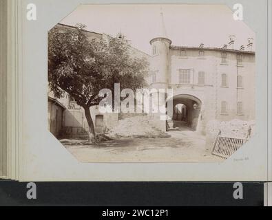 Gezicht op de porte Saint-Paul te Hyères-les-palmiers, Étienne Neurdein, 1896 photographie cette photo fait partie d'un album. Hyères support photographique albumen print City-gate Hyères Banque D'Images