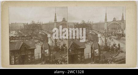 Vue du Willemsbrug à Rotterdam, vu de la terrasse du café Fritschy, Anonyme, 1890 - 1900 Stereograph Rotterdam Cardboard. Pont de soutien photographique William Bridge Banque D'Images