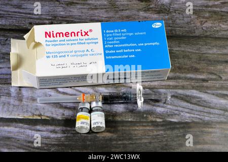 Le Caire, Egypte, janvier 11 2024 : vaccin Nimenrix contre la méningococcie invasive causée par la bactérie Neisseria meningitidis et Pol purifié Banque D'Images