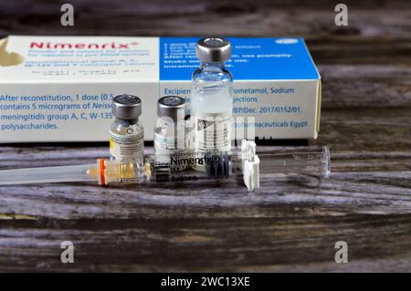Le Caire, Egypte, janvier 11 2024 : vaccin Nimenrix, polysaccharide purifié contre la méningococcie invasive causée par la bactérie Neisseria meni Banque D'Images