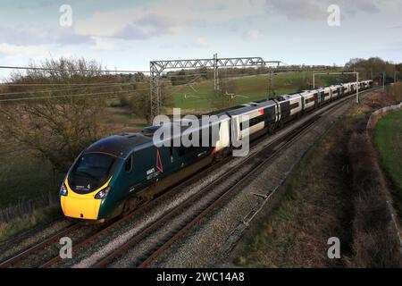 Un train Pendalino classe 390, Avanti West Coast près du village de Blisworth, Northamptonshire, Angleterre. Sur la ligne London Euston - Manchester Piccadilly Banque D'Images