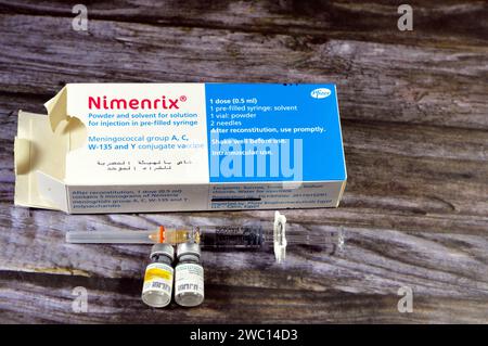 Le Caire, Egypte, janvier 11 2024 : vaccin Nimenrix contre la méningococcie invasive causée par la bactérie Neisseria meningitidis et Pol purifié Banque D'Images