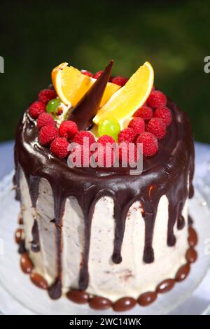 Fête d'anniversaire pour les enfants. Une table de fête décorée de gâteau d'anniversaire avec des fleurs et des bonbons. Banque D'Images