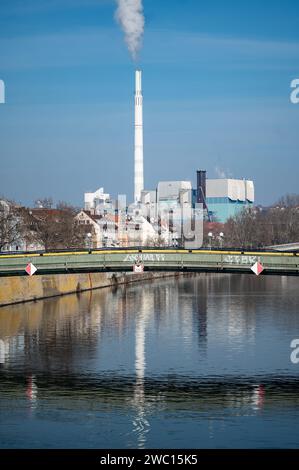 La centrale de Muenster à Stuttgart, Bad Cannstatt reflétant sur le fleuve Neckar. Banque D'Images