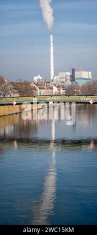 La centrale de Muenster à Stuttgart, Bad Cannstatt reflétant sur le fleuve Neckar. Banque D'Images