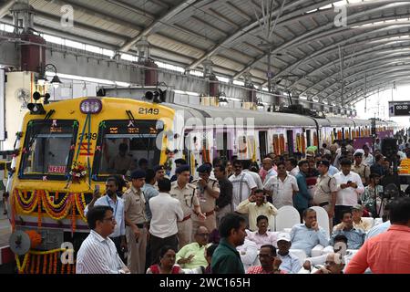 Navi Mumbai, Inde. 12 janvier 2024. NAVI MUMBAI, INDE - JANVIER 12 : les navetteurs lors du flaging hors des trains partant d'Uran à Nerul par PM Narendra Modi drapeaux à Uran le 12 janvier 2024 à Navi Mumbai, en Inde. (Photo de Bachchan Kumar/Hindustan Times/Sipa USA) crédit : SIPA USA/Alamy Live News Banque D'Images