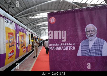 Navi Mumbai, Inde. 12 janvier 2024. NAVI MUMBAI, INDE - JANVIER 12 : les navetteurs lors du flaging hors des trains partant d'Uran à Nerul par PM Narendra Modi drapeaux à Uran le 12 janvier 2024 à Navi Mumbai, en Inde. (Photo de Bachchan Kumar/Hindustan Times/Sipa USA) crédit : SIPA USA/Alamy Live News Banque D'Images