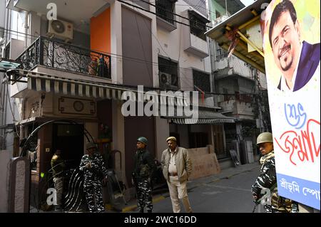 Kolkata, Inde. 12 janvier 2024. KOLKATA, INDE - JANVIER 12 : le personnel de sécurité centrale lors d'une attaque de la Direction de l'application (ED) dans deux résidences du ministre du Bengale occidental Sujit Bose pour des irrégularités présumées dans le recrutement des corps civiques le 12 janvier 2024 à Kolkata, en Inde. (Photo Samir Jana/Hindustan Times/Sipa USA) crédit : SIPA USA/Alamy Live News Banque D'Images