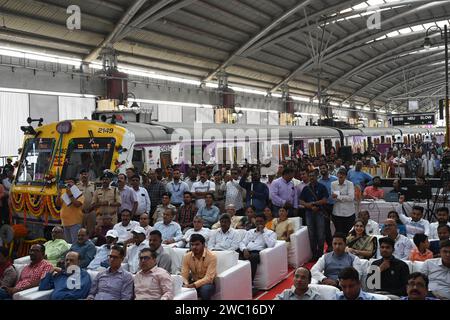 Navi Mumbai, Inde. 12 janvier 2024. NAVI MUMBAI, INDE - JANVIER 12 : les navetteurs lors du flaging hors des trains partant d'Uran à Nerul par PM Narendra Modi drapeaux à Uran le 12 janvier 2024 à Navi Mumbai, en Inde. (Photo de Bachchan Kumar/Hindustan Times/Sipa USA) crédit : SIPA USA/Alamy Live News Banque D'Images