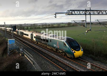 Un train Pendalino classe 390, Avanti West Coast près du village de Blisworth, Northamptonshire, Angleterre. Sur la ligne London Euston - Manchester Piccadilly Banque D'Images