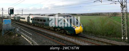 Un train Pendalino classe 390, Avanti West Coast près du village de Blisworth, Northamptonshire, Angleterre. Sur la ligne London Euston - Manchester Piccadilly Banque D'Images