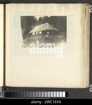 Élève de Schule Schloss Salem dans une cabane en rondins auto-construite, vers 1929 photographie partie de Fotoalbum par Schule Schloss Salem. Bade-Württemberg support photographique gélatine argentique éducation. Logement rural, par exemple maison de campagne, villa, chalet Baden-Württemberg Banque D'Images