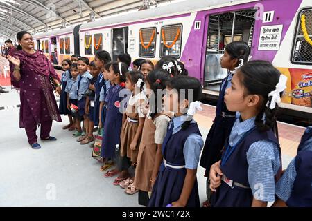 Navi Mumbai, Inde. 12 janvier 2024. NAVI MUMBAI, INDE - JANVIER 12 : les élèves et les enseignants de l'école Zilla Parishad ont été amenés à voir le train avant la visite du PM le 12 janvier 2024 à Navi Mumbai, en Inde. (Photo de Bachchan Kumar/Hindustan Times/Sipa USA) crédit : SIPA USA/Alamy Live News Banque D'Images