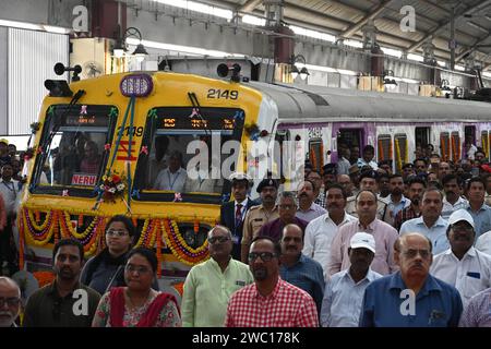 Navi Mumbai, Inde. 12 janvier 2024. NAVI MUMBAI, INDE - JANVIER 12 : les navetteurs lors du flaging hors des trains partant d'Uran à Nerul par PM Narendra Modi drapeaux à Uran le 12 janvier 2024 à Navi Mumbai, en Inde. (Photo de Bachchan Kumar/Hindustan Times/Sipa USA) crédit : SIPA USA/Alamy Live News Banque D'Images