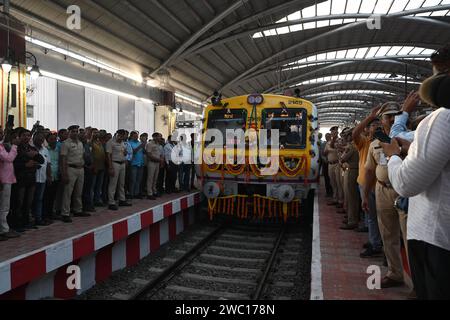 Navi Mumbai, Inde. 12 janvier 2024. NAVI MUMBAI, INDE - JANVIER 12 : les navetteurs lors du flaging hors des trains partant d'Uran à Nerul par PM Narendra Modi drapeaux à Uran le 12 janvier 2024 à Navi Mumbai, en Inde. (Photo de Bachchan Kumar/Hindustan Times/Sipa USA) crédit : SIPA USA/Alamy Live News Banque D'Images