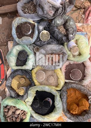 Épice en vrac dans des sacs en plastique sur un marché en Ethiopie. Banque D'Images