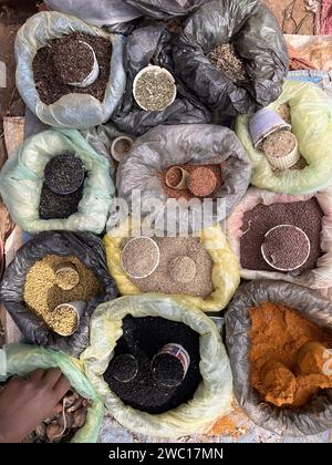 Épice en vrac dans des sacs en plastique sur un marché en Ethiopie. Banque D'Images