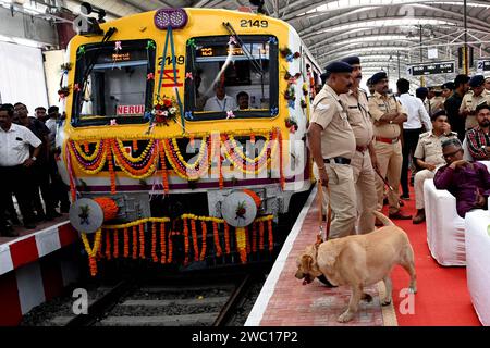 Navi Mumbai, Inde. 12 janvier 2024. NAVI MUMBAI, INDE - JANVIER 12 : les navetteurs lors du flaging hors des trains partant d'Uran à Nerul par PM Narendra Modi drapeaux à Uran le 12 janvier 2024 à Navi Mumbai, en Inde. (Photo de Bachchan Kumar/Hindustan Times/Sipa USA) crédit : SIPA USA/Alamy Live News Banque D'Images