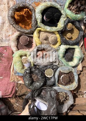 Épice en vrac dans des sacs en plastique sur un marché en Ethiopie. Banque D'Images