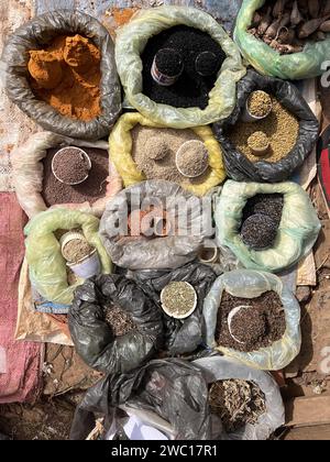 Épice en vrac dans des sacs en plastique sur un marché en Ethiopie. Banque D'Images