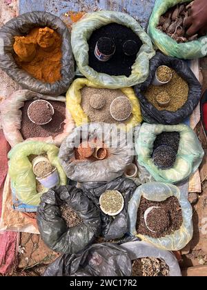 Épice en vrac dans des sacs en plastique sur un marché en Ethiopie. Banque D'Images