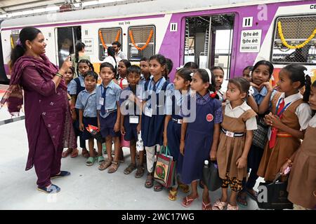 Navi Mumbai, Inde. 12 janvier 2024. NAVI MUMBAI, INDE - JANVIER 12 : les élèves et les enseignants de l'école Zilla Parishad ont été amenés à voir le train avant la visite du PM le 12 janvier 2024 à Navi Mumbai, en Inde. (Photo de Bachchan Kumar/Hindustan Times/Sipa USA) crédit : SIPA USA/Alamy Live News Banque D'Images