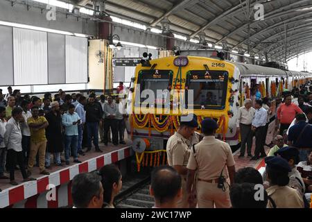 Navi Mumbai, Inde. 12 janvier 2024. NAVI MUMBAI, INDE - JANVIER 12 : les navetteurs lors du flaging hors des trains partant d'Uran à Nerul par PM Narendra Modi drapeaux à Uran le 12 janvier 2024 à Navi Mumbai, en Inde. (Photo de Bachchan Kumar/Hindustan Times/Sipa USA) crédit : SIPA USA/Alamy Live News Banque D'Images