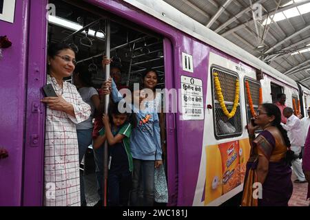 Navi Mumbai, Inde. 12 janvier 2024. NAVI MUMBAI, INDE - JANVIER 12 : les navetteurs lors du flaging hors des trains partant d'Uran à Nerul par PM Narendra Modi drapeaux à Uran le 12 janvier 2024 à Navi Mumbai, en Inde. (Photo de Bachchan Kumar/Hindustan Times/Sipa USA) crédit : SIPA USA/Alamy Live News Banque D'Images