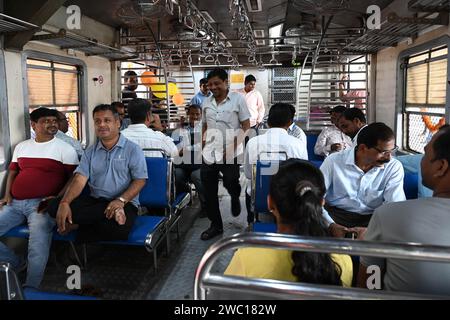 Navi Mumbai, Inde. 12 janvier 2024. NAVI MUMBAI, INDE - JANVIER 12 : les navetteurs après avoir quitté les trains partant d'Uran à Nerul par PM Narendra Modi drapeaux à Uran le 12 janvier 2024 à Navi Mumbai, en Inde. (Photo de Bachchan Kumar/Hindustan Times/Sipa USA) crédit : SIPA USA/Alamy Live News Banque D'Images