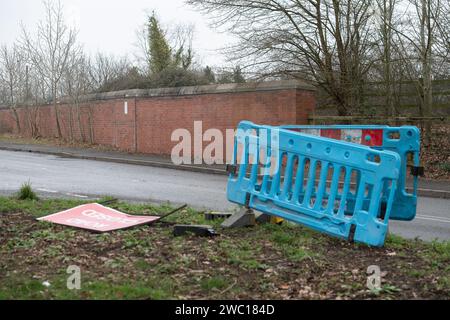 Eton, Windsor, Royaume-Uni. 13 janvier 2024. Routes boueuses à Eton. Après une semaine de graves inondations à Eton, Windsor, Berkshire, où un certain nombre de voitures ont été abandonnées dans les hautes eaux, deux routes locales qui ont été fermées toute la semaine en raison des inondations ont été rouvertes ce matin. Il reste de la boue et des débris sur les routes et il y aura maintenant un nettoyage important et coûteux par le Royal Borough of Windsor & Maidenhead. Crédit : Maureen McLean/Alamy Banque D'Images