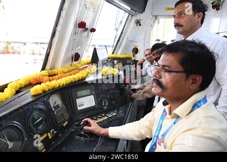 Navi Mumbai, Inde. 12 janvier 2024. NAVI MUMBAI, INDE - JANVIER 12 : les navetteurs après avoir quitté les trains partant d'Uran à Nerul par PM Narendra Modi drapeaux à Uran le 12 janvier 2024 à Navi Mumbai, en Inde. (Photo de Bachchan Kumar/Hindustan Times/Sipa USA) crédit : SIPA USA/Alamy Live News Banque D'Images