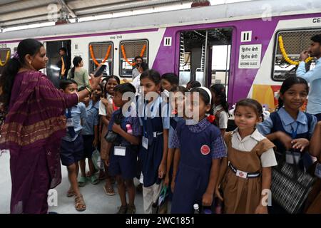 Navi Mumbai, Inde. 12 janvier 2024. NAVI MUMBAI, INDE - JANVIER 12 : les élèves et les enseignants de l'école Zilla Parishad ont été amenés à voir le train avant la visite du PM le 12 janvier 2024 à Navi Mumbai, en Inde. (Photo de Bachchan Kumar/Hindustan Times/Sipa USA) crédit : SIPA USA/Alamy Live News Banque D'Images