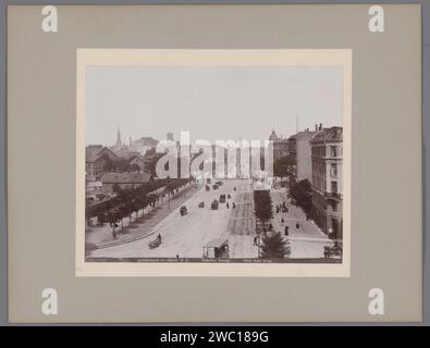 Gezicht up de Vesterbrogade à Copenhague met Links de Central Station an in Het Midden de Freedom support, Anonyme, 1880 - 1910 photographie Copenhague (ville)éditeur : Denmark baryta paper. rue en carton. Monument, statue Vesterbrogade. Gare centrale de Copenhague. Liberty Memorial Banque D'Images