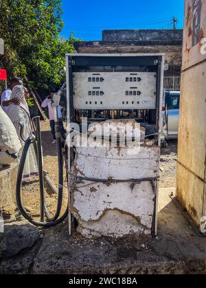 Gondar, Ethiopie, 19 janvier 2023 ; vieille pompe à essence, rouillée, réparé avec des planches et des bouts de ficelle, Gondar, Ethiopie, Afrique Banque D'Images