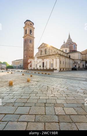 Duomo Turin, Italie, avec un clocher historique et la maison du célèbre Saint Suaire Banque D'Images