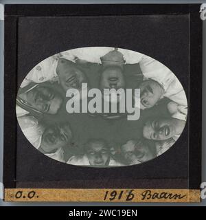 Huit jeunes femmes dans un cercle, photographiées par le bas, Anonyme, 1916 lanterne slide (photographique) Baarn Glass slide adolescent, jeune femme, jeune fille Banque D'Images