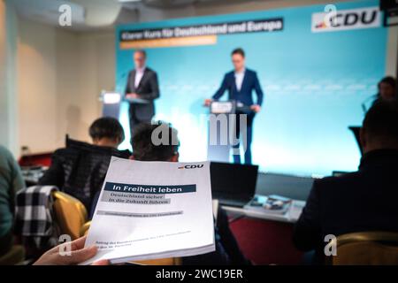 Abschlusspressekonferenz zur Klausurtagung des CDU-Bundesvorstands Heidelberger Erklaerung mit Friedrich Merz Parteivorsitzender, Christlich Demokratische Union Deutschlands gemeinsam mit Dr. Carsten Linneman Generalsekretaer der CDU Deutschlands im hintergrund hintergrund BEI der Heidelberg Pressekraskersatung der Heidelberg 13.01.2024 Heidelberg Baden-Wuerttemberg Deutschland *** Conférence de presse finale pour la réunion à huis clos du Comité exécutif fédéral de la CDU Déclaration de Heidelberg avec Banque D'Images