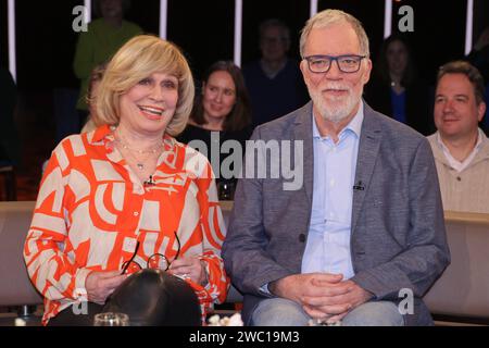 Mary Roos und Wolfgang Trepper zu Gast in der NDR Talk Show im Studio des NDR à Lokstedt, Hambourg 12.01.2024 *** Mary Roos et Wolfgang Trepper invités au NDR Talk Show au studio NDR à Lokstedt, Hambourg 12 01 2024 Banque D'Images