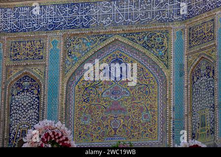 Détail des tuiles cuerda seca dans la cour du sanctuaire de l'Imam Husayn, Najaf, Irak Banque D'Images