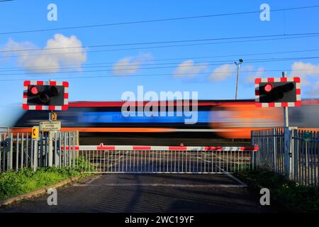 Trains Grand Central passant par Holme sans pilote, East Coast main Line Railway, Cambridgeshire, Angleterre, Royaume-Uni Banque D'Images