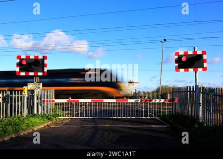 Trains Grand Central passant par Holme sans pilote, East Coast main Line Railway, Cambridgeshire, Angleterre, Royaume-Uni Banque D'Images