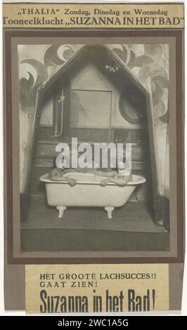 Scène de 'Suzanna dans le bain' : deux actrices dans la baignoire avec du texte publicitaire tout autour, anonyme, 1900 - 1920 photographie support photographique inconnu. impression argentique sur carton Banque D'Images