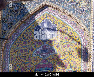 Détail des tuiles cuerda seca dans la cour du sanctuaire de l'Imam Husayn, Najaf, Irak Banque D'Images