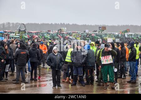 Hohenlockstedt, Allemagne. 13 janvier 2024. Plusieurs milliers de participants manifestent à l'aérodrome de Hungry Wolf contre la politique du gouvernement allemand. Les agriculteurs ont demandé que la suppression progressive de la subvention au diesel agricole soit annulée. L'industrie de la construction a exigé un catalogue de mesures en 14 points pour soutenir le secteur. Crédit : Georg Wendt/dpa/Alamy Live News Banque D'Images