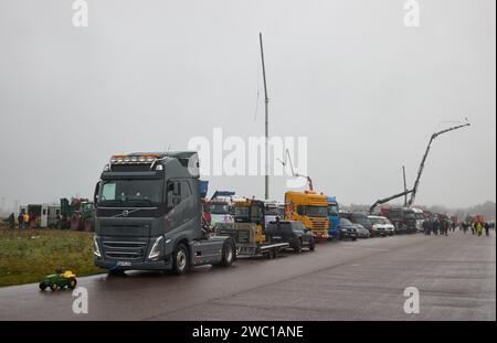 Hohenlockstedt, Allemagne. 13 janvier 2024. Plusieurs milliers de participants manifestent à l'aérodrome de Hungry Wolf contre la politique du gouvernement allemand. Les agriculteurs ont demandé que la suppression progressive de la subvention au diesel agricole soit annulée. L'industrie de la construction a exigé un catalogue de mesures en 14 points pour soutenir le secteur. Crédit : Georg Wendt/dpa/Alamy Live News Banque D'Images