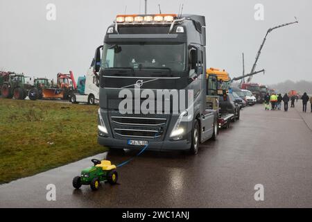 Hohenlockstedt, Allemagne. 13 janvier 2024. Plusieurs milliers de participants manifestent à l'aérodrome de Hungry Wolf contre la politique du gouvernement allemand. Les agriculteurs ont demandé que la suppression progressive de la subvention au diesel agricole soit annulée. L'industrie de la construction a exigé un catalogue de mesures en 14 points pour soutenir le secteur. Crédit : Georg Wendt/dpa/Alamy Live News Banque D'Images