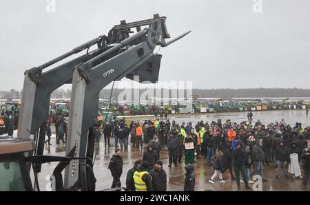 Hohenlockstedt, Allemagne. 13 janvier 2024. Plusieurs milliers de participants manifestent à l'aérodrome de Hungry Wolf contre la politique du gouvernement allemand. Les agriculteurs ont demandé que la suppression progressive de la subvention au diesel agricole soit annulée. L'industrie de la construction a exigé un catalogue de mesures en 14 points pour soutenir le secteur. Crédit : Georg Wendt/dpa/Alamy Live News Banque D'Images