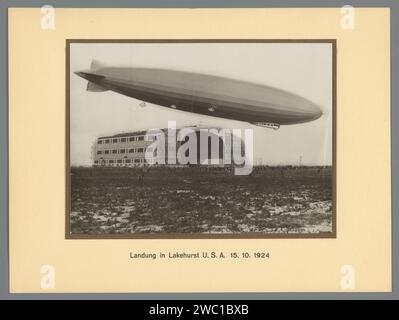 Atterrissage du Zeppelin aux États-Unis, anonyme, 1924 photographie atterrissage du Zeppelin à Lakehurst, aux États-Unis, le 15 octobre 1924. Fait partie d'une carte vingt photos de produits du dirigeable Zeppelin LZ 126. Lakehurst éditeurs : Friedrichshafen carton. Support photographique impression argentique 46C35 dirigeable, zeppelin. Hangar Lakehurst Banque D'Images